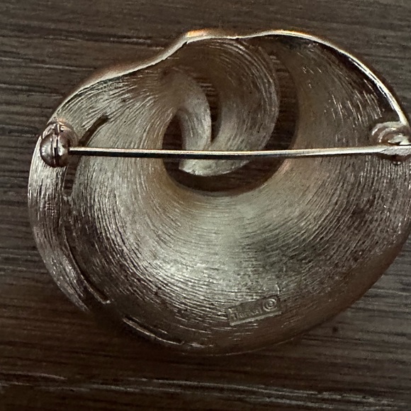 Vintage CROWN TRIFARI Brooch White Enamel Gold Tone Swirl Loop Mid Century - Picture 8 of 10
